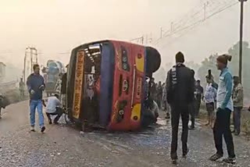 সাতসকালে ভ্যানের ধাক্কায় মৃত্যু ৩ ভ্রমণকারীর!  হাসপাতালে আরও দুই